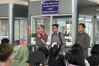 Direktur Pelindungan WNI dan BHI Kementerian Luar Negeri RI Judha Nugraha memberi arahan kepada para WNI yang berhasil dievakuasi dari Myawaddy, Myanmar