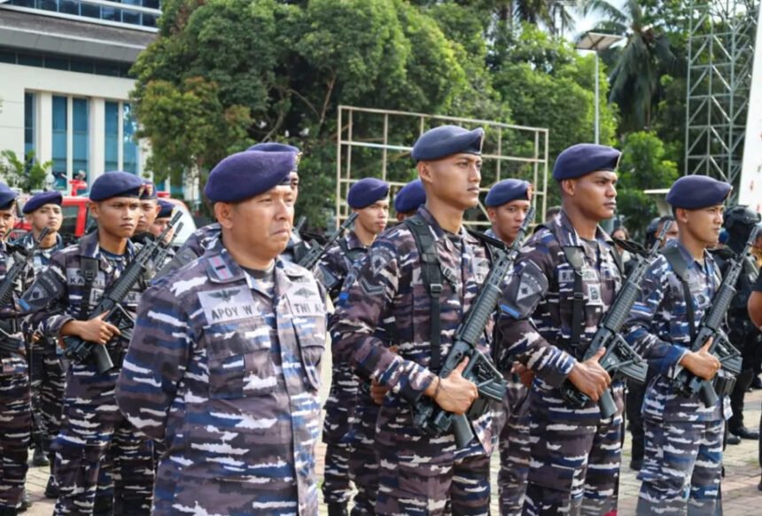 Personel Lantamal IX Ambon bersiaga untuk perbantuan pengamanan arus mudik Idulfitri 2025 (Dok. Antara)