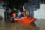 Petugas BPBD DKI Jakarta saat evakuasi warga yang terdampak banjir di Jakarta (Dok. BPBD DKI Jakarta)