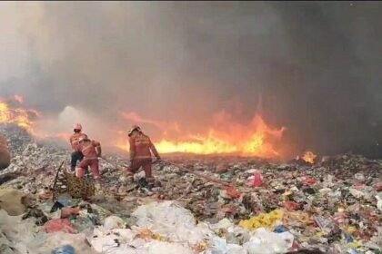 Tempat Pengepul Limbah Plastik di Tangerang Dilalap Si Jago Merah