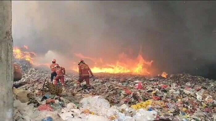 Tempat Pengepul Limbah Plastik di Tangerang Dilalap Si Jago Merah