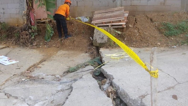 Tanah bergeser di Bojong Koneng, Bogor (Dok. Istimewa)