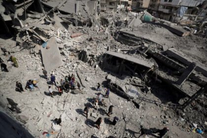 Warga Palestina memeriksa lokasi serangan Israel terhadap bangunan tempat tinggal di Jabalia di Jalur Gaza utara, (18/3/2025) (Dok. Reuters).