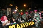 Marinir TNI AL Evakuasi Warga Terdampak Banjir di Manado Selama 5 Jam
