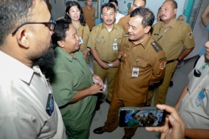 Gubernur Jateng Ahmad Luthfi Tinjau Pembayaran THR Dua Perusahaan di Semarang