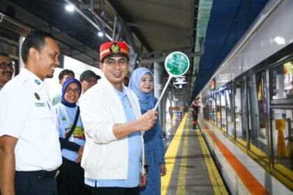 Momen Wagub Jateng Taj Yasin dan Istrinya Nawal Nur Arafah melepas para peserta program Mudik Gratis dari Jakarta menuju Jawa Tengah, Kamis, 27 Maret 2025 (Dok. Photo IST)
