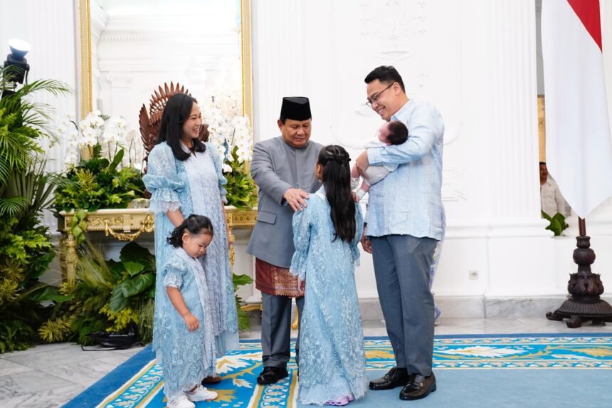 Momen Hangat Presiden Prabowo Bercengkrama dengan Anak Wamenkomdigi saat Lebaran