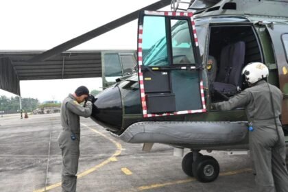 TNI AU Terjunkan Helikopter Super Puma untuk Memantau Dampak Banjir di Pelalawan