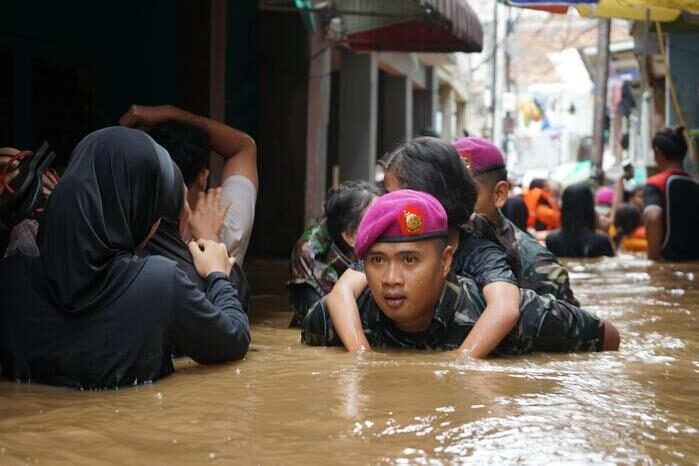 Banjir Bekasi Setinggi 3 Meter Rendam Ratusan Rumah, Marinir TNI AL Gerak Cepat Selamatkan Warga 3 Banjir Bekasi Setinggi 3 Meter Rendam Ratusan Rumah, Marinir TNI AL Gerak Cepat Selamatkan Warga
