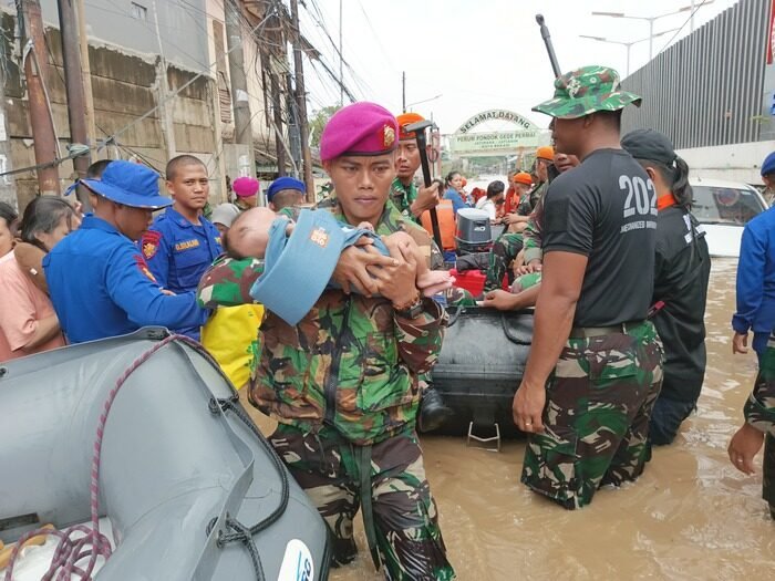 Banjir Bekasi Setinggi 3 Meter Rendam Ratusan Rumah, Marinir TNI AL Gerak Cepat Selamatkan Warga 2 Banjir Bekasi Setinggi 3 Meter Rendam Ratusan Rumah, Marinir TNI AL Gerak Cepat Selamatkan Warga
