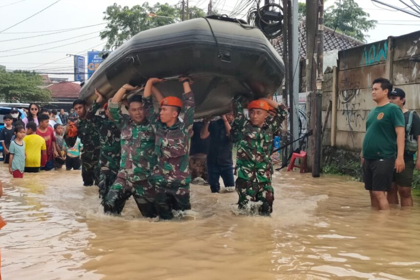 Kopasgat TNI AU Evakuasi Korban Banjir di Jabodetabek