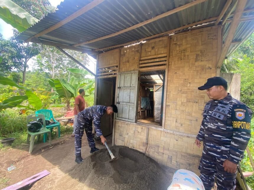 TNI AL Perbaiki Rumah Lansia di Gunungsitoli