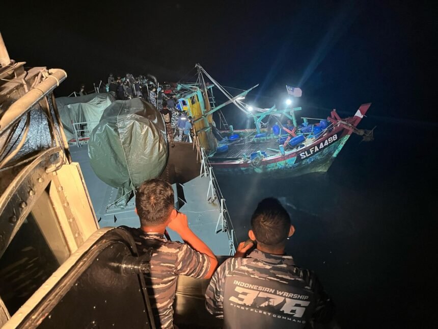 TNI AL Gagalkan Aksi Illegal Fishing Kapal Asing Malaysia di Selat Malaka