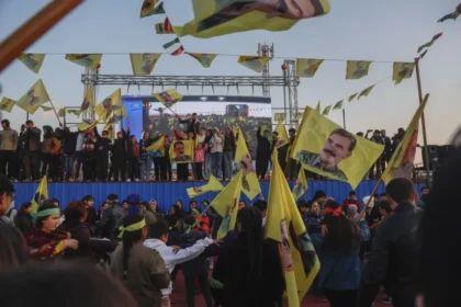 Komunitas Kurdi dengan spanduk bergambar Abdullah Ocalan. (AP)