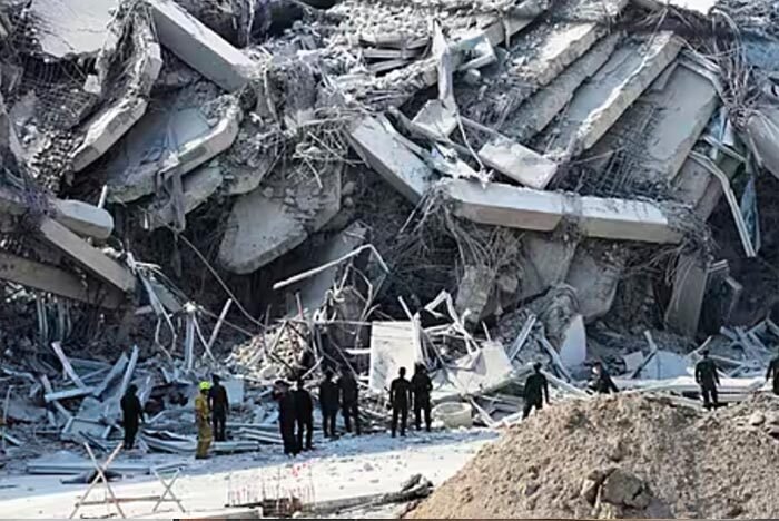 Tim penyelamat bekerja di lokasi gedung bertingkat yang sedang dibangun yang runtuh setelah gempa bumi 7,7 SR mengguncang Thailand.
