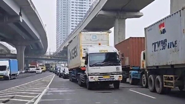 Banjir di Jalur Arteri Bekasi Barat "Lumpuh" di Exit Tol