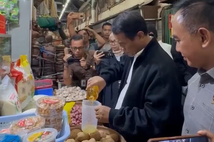 Sidak MinyaKita di Surabaya, Mentan Kantongi Tujuh Produsen 'Nakal'