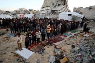 Kondisi warga Palestina ketika melaksanakan salat Id di tengah serangan Israel (Reuters)