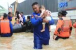 Kerahkan Helikopter AW 169, 200 Personel Polri Diterjukan Evakuasi Korban Banjir Bekasi