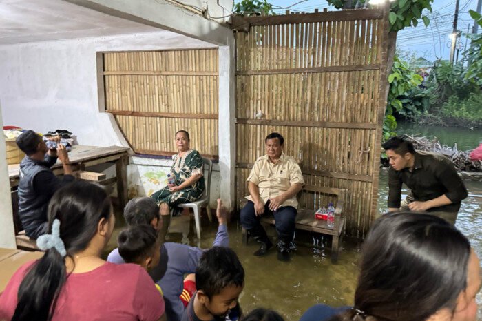 Doa Warga Korban Banjir Bekasi untuk Presiden Prabowo: Semoga Bapak Sehat Selalu 12 Doa Warga Korban Banjir Bekasi untuk Presiden Prabowo: Semoga Bapak Sehat Selalu