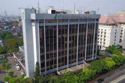 JAKARTA - PT Pupuk Indonesia (Persero) membantah berita tentang adanya dugaan manipulasi dalam laporan keuangan perusahaan yang menyebabkan kerugian negara. Sekretaris Perusahaan Pupuk Indonesia Wijaya Laksana menegaskan laporan keuangan perusahaan telah dibuat sesuai dengan Standar Akuntansi Keuangan di Indonesia dan diaudit kantor akuntan publik independen. Selain itu, laporan keuangan tersebut telah di-review oleh OJK sebagai bagian dari pengawasan otoritas pasar modal terhadap emiten yang menerbitkan obligasi. “Pupuk Indonesia menegaskan bahwa tuduhan mengenai manipulasi laporan keuangan tidak berdasarkan fakta yang sebenarnya. Kami berkomitmen untuk selalu menerapkan tata kelola perusahaan yang baik serta menjunjung tinggi transparansi dalam laporan keuangan yang telah diaudit oleh auditor independen dan di-review oleh Badan Pemeriksa Keuangan (BPK),” ujar Wijaya Laksana, Kamis (6/3/2025). Terkait tuduhan adanya rekening yang tidak disajikan dalam neraca senilai Rp7,978 triliun, Wijaya menegaskan bahwa hal tersebut tidak benar. Semua dana telah tercatat dalam Laporan Posisi Keuangan atau Neraca pada Aset Lancar Lainnya sesuai dengan ketentuan akuntansi yang berlaku. “Deposito berjangka yang lebih dari tiga bulan memang tidak dikategorikan sebagai kas dan setara kas, melainkan sebagai aset lancar lainnya. Sedangkan kas yang dibatasi penggunaannya merupakan saldo yang dialokasikan untuk Perjanjian Pelayanan Jasa Notional Pooling (PPJNP). Kedua hal ini sudah dicatat, disajikan dalam laporan keuangan, dan dilaporkan kepada publik,” jelas Wijaya. Menanggapi tuduhan terkait pencairan deposito senilai Rp15,932 triliun yang dianggap tidak dilaporkan, Wijaya menegaskan bahwa perubahan saldo deposito yang dimiliki Pupuk Indonesia juga telah dicatat secara transparan dalam laporan keuangan. Penurunan saldo tersebut sudah dijelaskan, mengingat adanya faktor-faktor seperti penempatan deposito jatuh tempo lebih dari tiga bulan, penempatan kas dalam kategori kas yang dibatasi penggunaannya, serta pencairan yang sesuai dengan prinsip akuntansi. “Dengan demikian, Pupuk Indonesia menegaskan bahwa seluruh laporan keuangan telah disusun dan disajikan secara transparan sesuai dengan prinsip akuntansi yang berlaku. Kami senantiasa berpegang pada prinsip tata kelola yang baik dan memastikan kepatuhan terhadap regulasi yang berlaku,” tambah Wijaya. Berdasarkan penjelasan ini, auditor independen telah menyimpulkan bahwa laporan keuangan Pupuk Indonesia disajikan dengan wajar dalam semua aspek material, sesuai dengan Standar Akuntansi Keuangan yang berlaku di Indonesia. Wijaya juga mengungkapkan bahwa Laporan Keuangan Konsolidasian PT Pupuk Indonesia Tahun 2023 telah diaudit oleh Kantor Akuntan Publik (KAP) Tanudiredja, Wibisana, Rintis & Rekan (PwC Indonesia) dan memperoleh opini wajar tanpa modifikasi. “Laporan keuangan kami telah melewati berbagai tahapan pengawasan, baik dari sisi standar akuntansi keuangan, laporan keuangan pemerintah, maupun otoritas pasar modal. Pemeriksaan yang berlapis ini menyatakan bahwa laporan keuangan kami wajar. Oleh karena itu, tuduhan manipulasi tersebut tidak berdasar dan sangat menyesatkan,” tutup Wijaya. Pupuk Indonesia juga mengimbau agar pihak-pihak yang terlibat merujuk pada informasi resmi yang telah diaudit dan diverifikasi oleh otoritas berwenang guna menghindari kesalahpahaman terkait pemberitaan yang beredar.