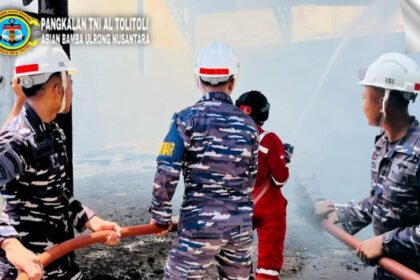 Prajurit TNI AL Sigap Bantu Padamkan Kebakaran Pemukiman Warga di Tolitoli