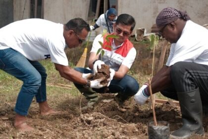 53 Relawan Pertamina Group Ikut Gotong Royong Bersihkan Masjid di Kabupaten Sorong