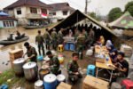 TNI AD Kerahkan Pasukan dan Dapur Darurat untuk Korban Banjir Bekasi