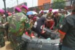 Hari Kedua Bencana Banjir Jabodetabek, Marinir TNI AL Terus Berjuang Evakuasi Warga