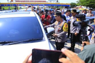 Kapolri Sapa dan Bagikan Bingkisan ke Pemudik di Peresmian One Way Nasional