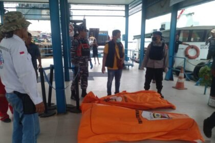 TNI AL Gerak Cepat Evakuasi Dua Jenazah ABK TB Marina di Perairan Gandus