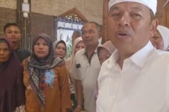 Dedi Mulyadi kunjungi dan berikan santunan kepada keluarga Taryana, korban main hakim sendiri di Subang (Tangkapan Layar)