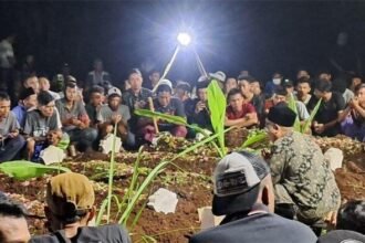 Pemakaman tujuh orang warga Tuban korban kecelakaan maut di Gresik (Tribunnews)