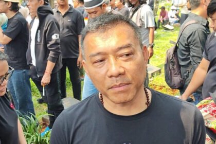 Anang Hermansyah saat di pemakaman Bunda Iffet (Dok. Istimewa)