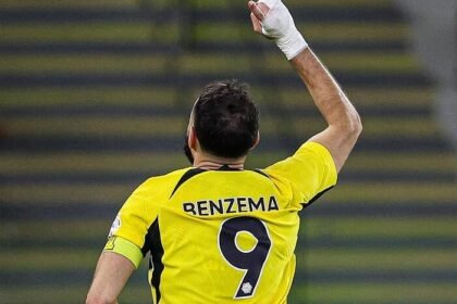 Karim Benzema merayakan gol ke gawang Al-Ettifaq yang membawa Al-Ittihad menjauh dari kejaran rival terdekat di klasemen.
