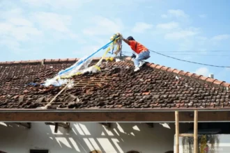 Kondisi rumah di Tulungagung ang rusak karena tertimpa balon udara berpetasan (ANTARA)