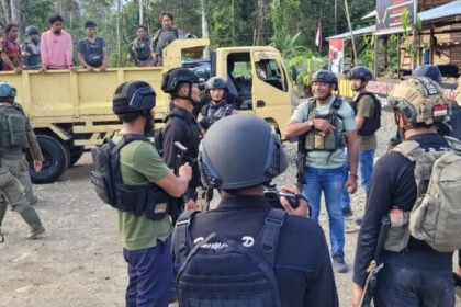 Personel gabungan TNI-Polri dikerahkan untuk mencari KKB di Yahukimo, Papua Pegunungan, usai tragedi pembantaian terhadap para pendulang emas.