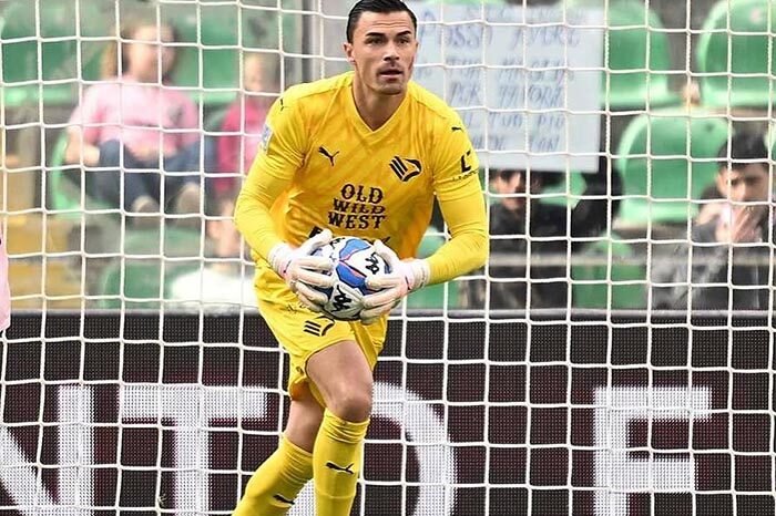 Kiper Palermo, Emil Audero, gagal mengahalau dua gol Bari pada laga Serie B di Stadion Comunale, membuat timnya Palermo kalah 1-2 dan masih tertahan di papan tengah klasemen Seri B Liga Italia.