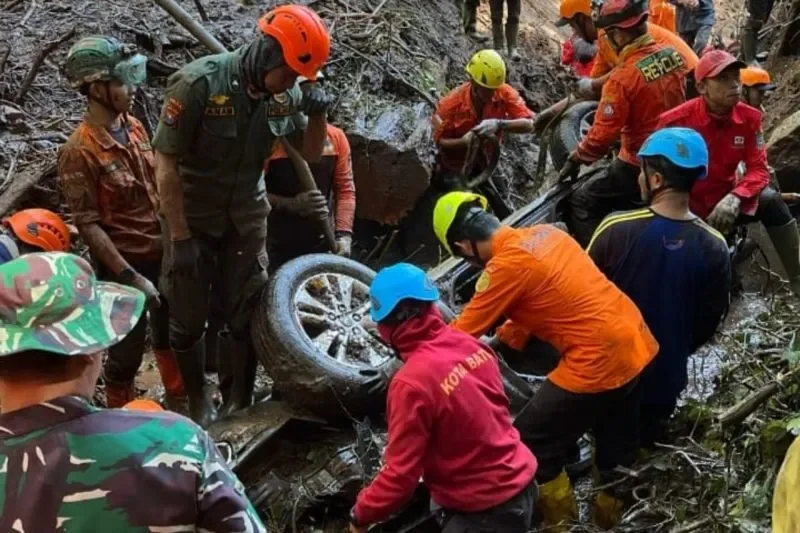 Evakuasi korban tanah longsor di Jalur Cangar-Pacet, Mojokerto oleh Tim SAR gabungan (ANTARA)