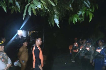 Evakuasi empat mahasiswa