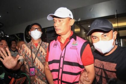 Ketua PN Jaksel Muhammad Arif Nuryanta menuju mobil tahanan (ANTARA)