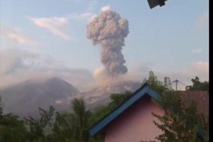Gunung Lewotobi Laki-laki di Flores Timur kembali erupsi, masyarakat diminta waspada radius 6 km dan potensi lahar hujan.