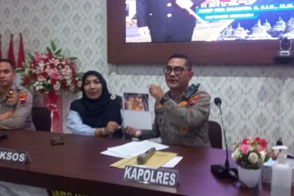 Kapolres Kebumen AKBP Eka Baasith menunjukkan foto bayi hasil hubungan gelap oknum kepala sekolah dan warga Kebumen (Dok Kompas)
