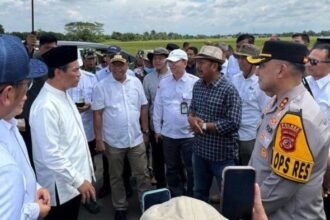 Kapolres Majalengka AKBP Indra Novianto saat mendampingi Menteri Pertanian, Andi Amran, meninjau lokasi panen raya di Majalengka (Dok. Humas Polres Majalengka)