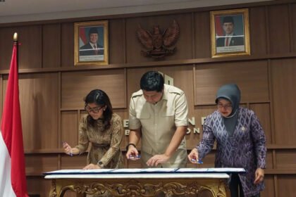 Menkomdi Meutya Hafid bersama Menteri Perumahan dan Kawasan Permukiman Maruarar Sirait dan Ka Badan Pusat Statistik Amalia Adininggar Widyasanti (Dok. Antara)