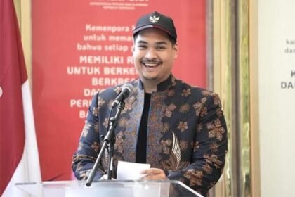 Menpora Dito Ariotedjo menyerahkan bantuan dana olahraga tahap kedua senilai Rp210 miliar kepada perwakilan IOCO sebagai persiapan menghadapi SEA Games dan Asian Games.