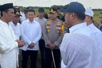 Menteri Pertanian, Andri Amran Sulaiman dan Wakilnya Sudaryono saat meninjau lokasi panen raya (Dok. Humas Polres Majalengka)