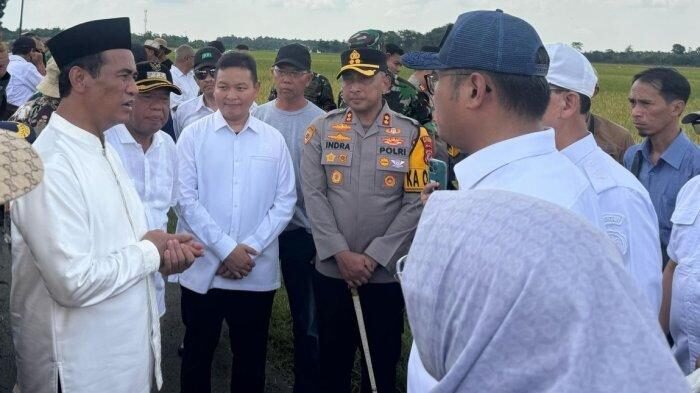 Menteri Pertanian, Andri Amran Sulaiman dan Wakilnya Sudaryono saat meninjau lokasi panen raya (Dok. Humas Polres Majalengka)