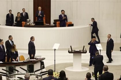 Presiden Prabowo Subianto saat berpidato penuh semangat di parlemen Turki, mengkritisi ketidakadilan global dan mendukung rakyat Palestina.(Foto: Istimewa)