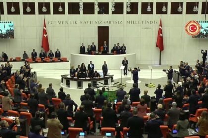 Presiden Prabowo Subianto saat memuji dua tokoh besar Turki, Ataturk dan Mehmed II, dalam pidatonya di parlemen Turki, Ankara, Kamis (10/4). (Foto: Istimewa)